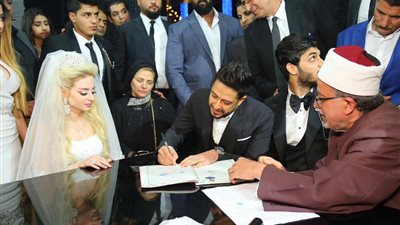 تلبية لرغبة العريس.. حماقي يوقع على عقد قران علي جبر و«هايدي» (صور)