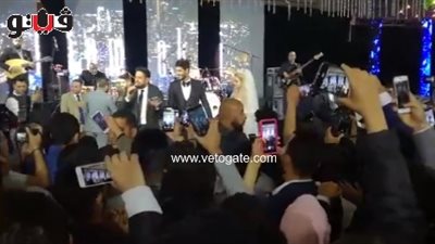 حماقي لـ«علي جبر» في حفل زفافه: هترقص علشان أنت شكلك مكسوف (فيديو)