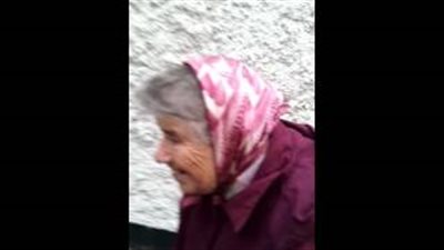 بالفيديو.. عجوز عمرها 82 عامًا تنفذ مقلبًا طريفًا في جيرانها