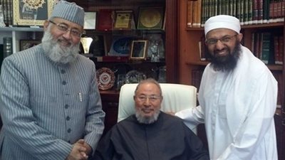 صورة تجمع القرضاوي بانتحاري سريلانكا تثير الجدل حول تورطه في الحادث