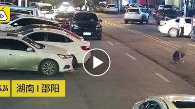 نهاية مأساوية لرجل مخمور جلس في منتصف الطريق (فيديو)