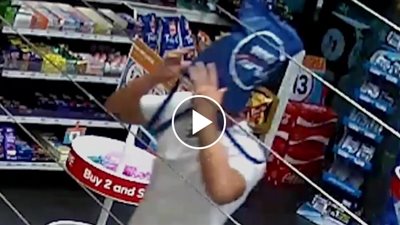لص يلجأ لأغبى حيلة لسرقة بائعة في متجر (فيديو)