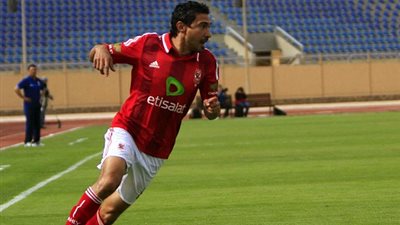 رباعي الأهلي يتصارعون على قميص 