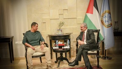 هويس الشعر العربى في فلسطين.. ونشطاء يتهمونه بالتطبيع (صور)