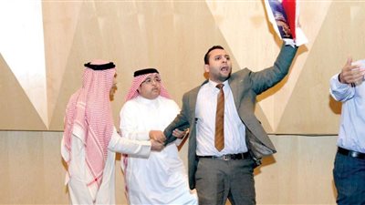 مصري يفجر أزمة في البحرين تدفع وزير الخارجية لإهانته (فيديو)