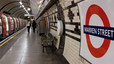 حريق قطار في بريطانيا والشرطة تخلي محطتين بالعاصمة (فيديو صور)