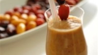 مخفوق التمر بالحليب مشروب مغذي وصحي في رمضان
