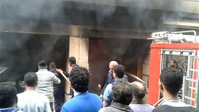 بالصور.. إصابة شخصين في حريق هائل بالمحلة الكبري