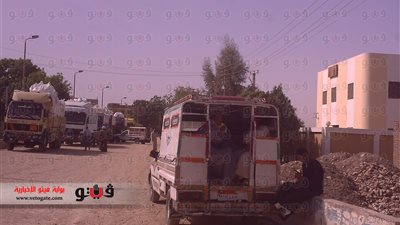 بالصور.. قطع طريق أدفو الزراعى لتوقف أعمال الرصف