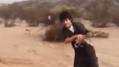 صبي يخاطر بحياته من أجل إنقاذ جراء حاصرتها السيول (فيديو)