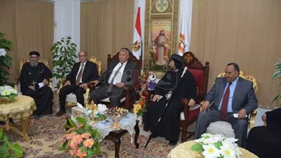 محافظ ومدير أمن الوادى الجديد يزوران كنيسة العذراء للتهنئة بعيد القيامة