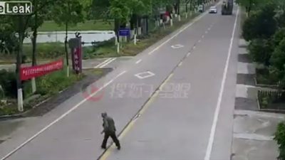 لحظة تعرض عجوز لحادث دهس مروع (فيديو)