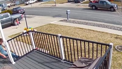 نهاية مؤلمة لطفلة تلعب مع والدها (فيديو)