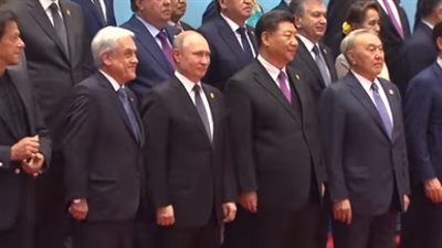 بوتين يلتقط الصور التذكارية مع السيسي وزعماء العالم في بكين (فيديو)