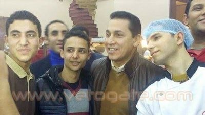 بالصور.. محافظ الشرقية السابق يفتتح مطعمًا لشاب في المنصورة