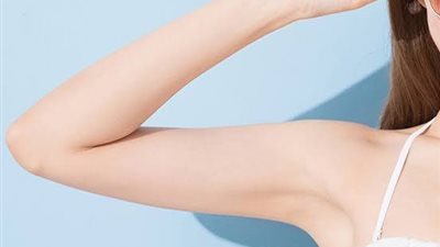 تعرفي على أسباب اسمرار الإبط