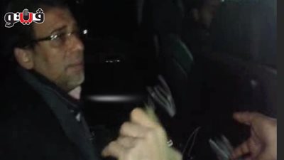 بالفيديو.. خالد يوسف يستوقف سيارته لمساعدة بعض المواطنين