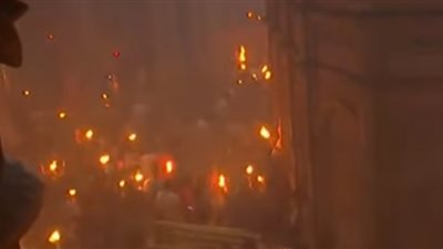 إضاءة الشموع بكنيسة القيامة في القدس احتفالا بـ