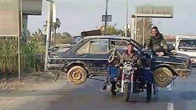 تداول صورة لموتوسيكل يحمل سيارة «فيات»