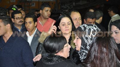 بالفيديو والصور.. نجوم الفن والإعلام والسياسة يشاركون في عزاء ممدوح عبد العليم.. نوبات من البكاء الهستيرى..مشادات بين الإعلاميين..تحرير مخالفة لسيارة طارق علام واقتحام مواطن لسرادق العزاء أبرز الأحداث