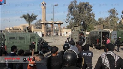 طلاب الإرهابية يرشقون قوات الأمن بالحجارة أمام المدينة الجامعية للأزهر