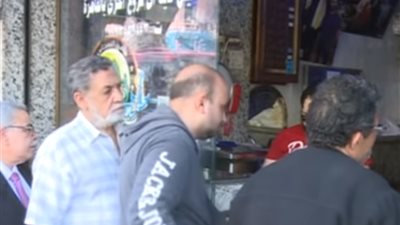 مؤسس مركز السموم ينصح كبار السن بالبعد عن تناول الرنجة والفسيخ (فيديو)