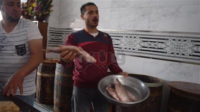 «بلاها ليمون وتلج».. الطريقة الأفضل لتجهيز الفسيخ (فيديو وصور)