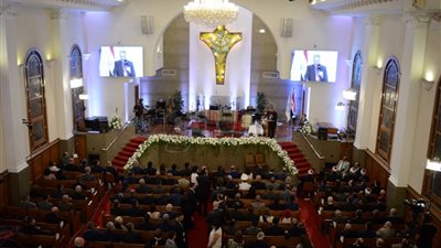 الأقباط يحتفلون بعيد القيامة بالكنيسة الإنجيلية في مصر الجديدة (صور)