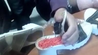 أمن المطار يحبط حيل المهربين.. ضبط 1650 قرص ترامادول داخل نعال أحذية.. و32 شريط تامول في علبة حلوى.. و8 قطع حشيش داخل «كرتونة» هاتف محمول.. وزيادة مراحل التفتيش بالصالات الجديدة