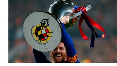 لحظة رفع ليونيل ميسي درع الدوري الإسباني (فيديو)