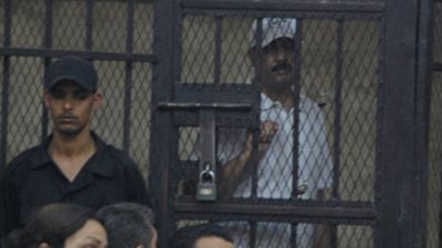 «السني» في دار القضاء لحضور طعن النيابة على براءته في قتل المتظاهرين