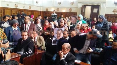 بالصور.. تجمع أنصار مبارك قبل النظر في «القصور الرئاسية»