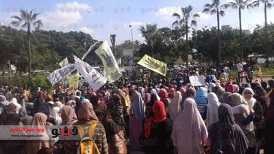 طلاب الإرهابية بالإسكندرية يقطعون طريق الترام وقناة السويس