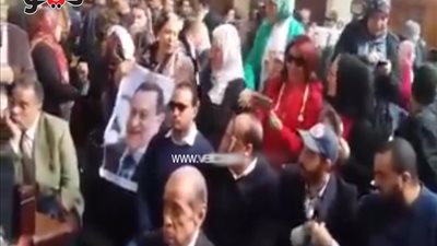 بالفيديو.. أنصار مبارك يلتقطون «سيلفي» قبل نظر طعن «قصور الرئاسة»