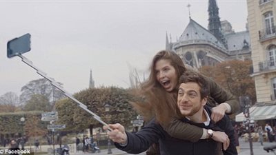 بالصور.. إطلاق أول غطاء وعصا سيلفي للهواتف الذكية