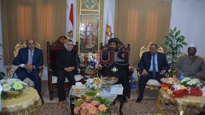 نائب محافظ الوادي الجديد تزور مقر الإيبارشية بالخارجة (صور)