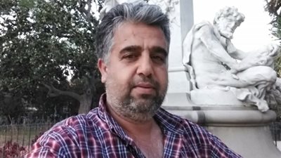 دمرت الحرب منزله فقرر المساهمة في ترميم كنيسة نوتردام دون مقابل.. نحات سوري يرد الجميل لفرنسا