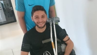 أول صورة لكريم نيدفيد بعد جراحة غضروف الركبة