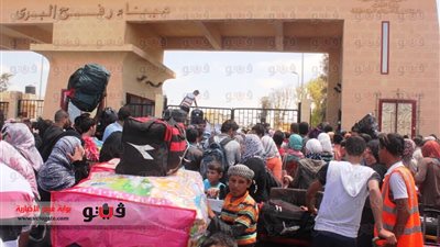 زحام شديد بمعبر رفح وإصابة 3 بحالات إغماء