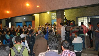 بالفيديو والصور.. أهالي ضحايا «الوايت نايتس» يحاولون اقتحام أبواب مشرحة زينهم