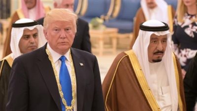 «عندكم فلوس».. تفاصيل ابتزاز ترامب لملك السعودية في اتصال هاتفي