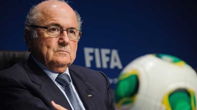 بلاتر: إيقاف الاحتفالات بالأمم الأفريقية حزنًا على أحداث مصر