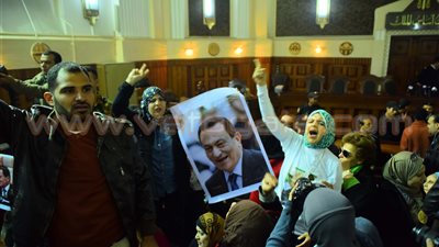 «النقض» ترفض طعن مبارك ونجليه على حكم حبسهم في «القصور الرئاسية».. المحكمة تؤيد حبس المتهمين 3 سنوات و رد 21 مليون جنيه.. احتجاجات لأنصار مبارك.. وأستاذ قانون: خصم فترة الحبس الاحت