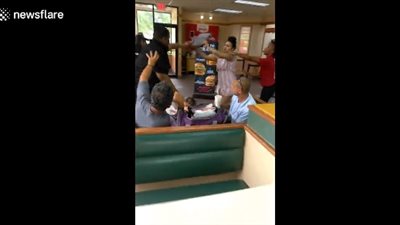 خناقة بالأيدي بين عامل مطعم وزبونتين (فيديو)