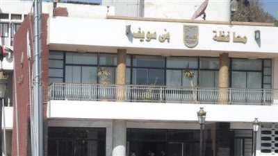 إجلاء أولياء أمور الطلاب من فناء مدرسة النزهة ببني سويف