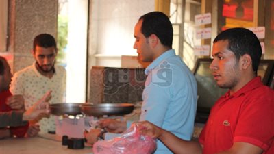 إقبال كبير على الرنجة والفسيخ بالشرقية.. وبائع: الأسعار في المتناول (فيديو)