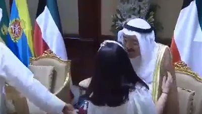 فيديو يكشف إنسانية أمير الكويت ورعايته لأبناء شعبه