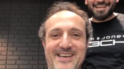 شريف مدكور يجهز لـ«نيولوك جديد»: «عاوز أخش المستشفى مز» (فيديو)