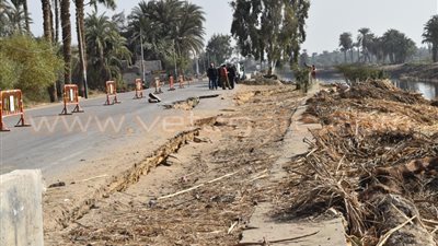 بالصور.. لجنة لمتابعة انهيار طريق «الفيوم - بني سويف»