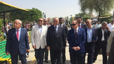 محافظ القاهرة يتفقد الحديقة الدولية لتهنئة المواطنين بشم النسيم (صور)